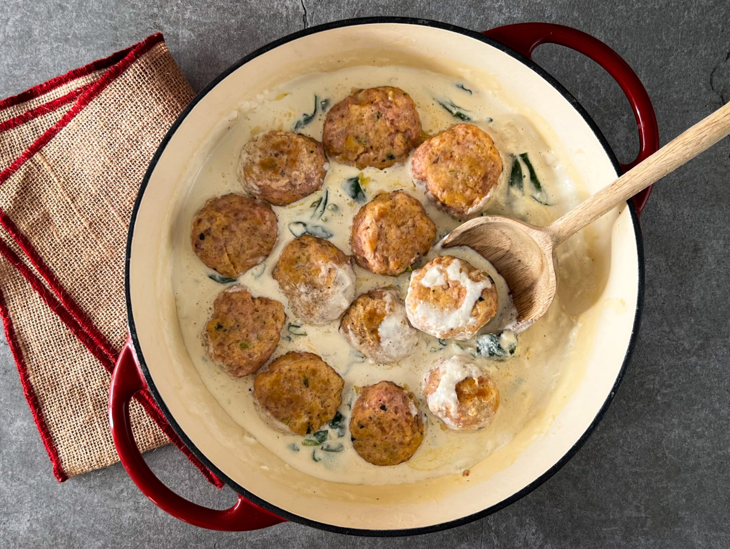 gadisa albondigas pollo y salsa alfredo con espinacas scaled