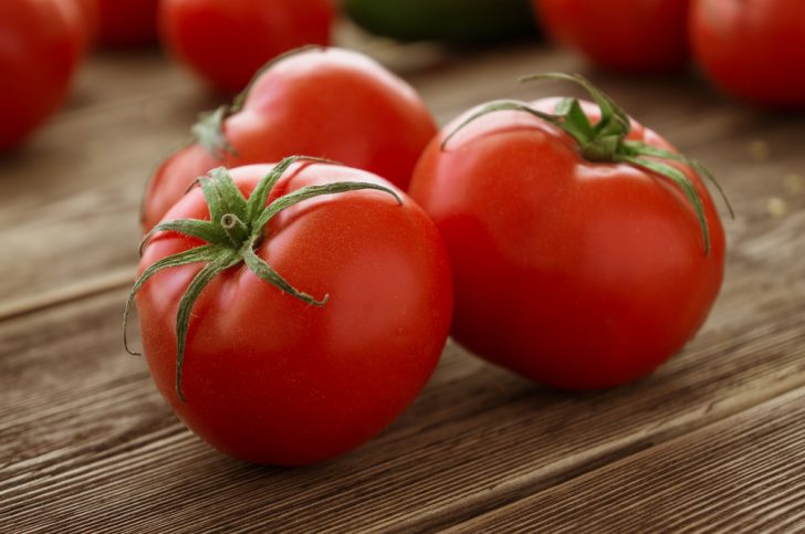 es malo comer mucho tomate crudo